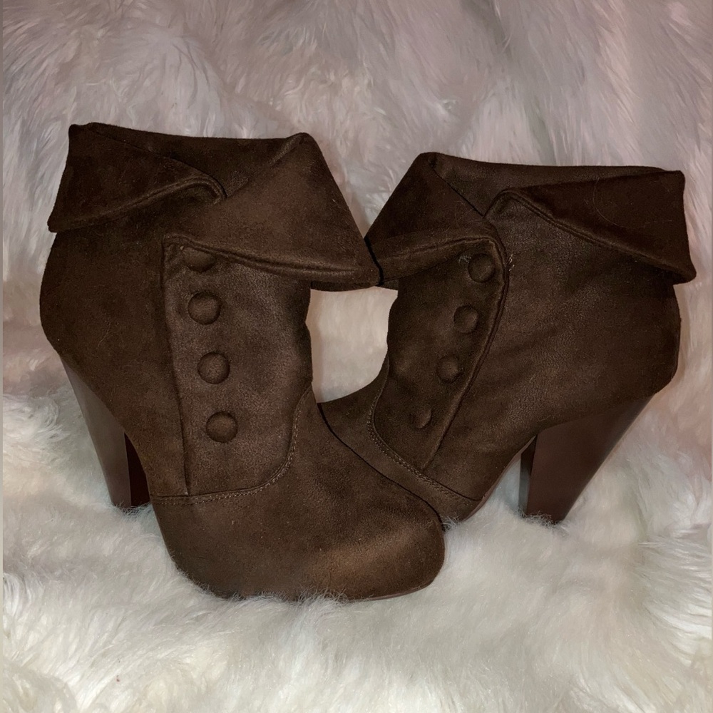 CHARLOTTE RUSSE Brenda faux suede booties